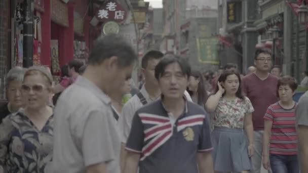 A crowd of people on the streets of the city. Beijing. China. Asia — Stock Video