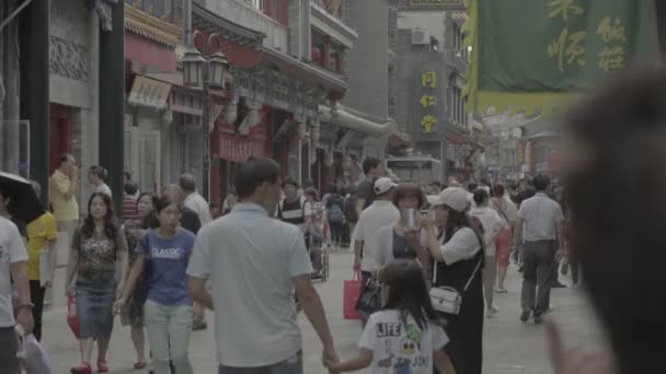 Een menigte mensen in de straten van de stad. Peking. China. Azië — Stockvideo