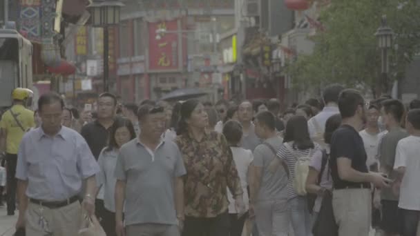 Een menigte mensen in de straten van de stad. Peking. China. Azië — Stockvideo