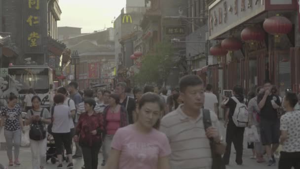 城市街道上的一群人。 北京。 中国。 亚洲 — 图库视频影像