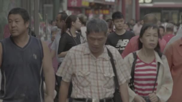 Uma multidão de pessoas nas ruas da cidade. Pequim. A China. Ásia — Vídeo de Stock