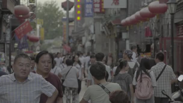 Una multitud de personas en las calles de la ciudad. Beijing. De China. Países Bajos — Vídeo de stock