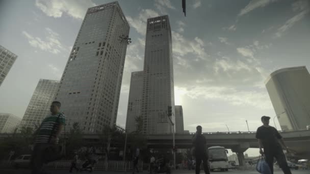 Felhőkarcolók egy üzleti negyedben. Peking. Kína. Ázsia — Stock videók