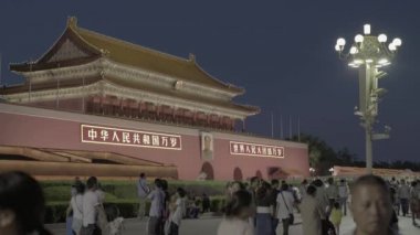 Tiananmen Meydanı 'ndaki insanlar. Pekin 'de. Çin. Asya