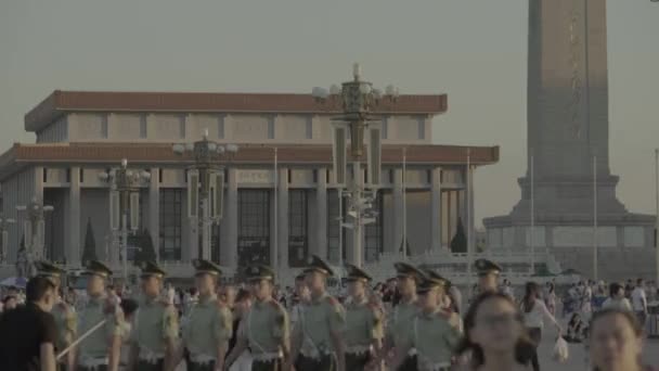 Emberek a Tiananmen téren. Peking. Kína. Ázsia — Stock videók