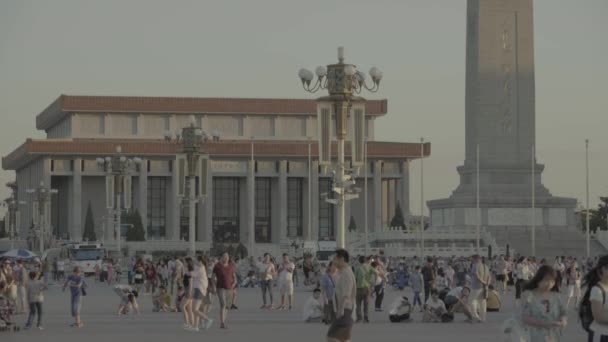 Emberek a Tiananmen téren. Peking. Kína. Ázsia — Stock videók