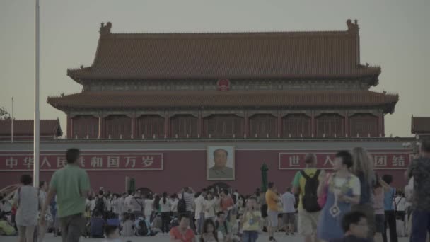 Люди на площади Тяньаньмэнь. Пекин. Китай. Азия — стоковое видео