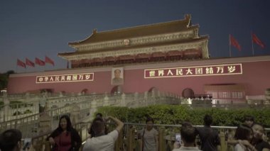 Tiananmen Meydanı 'ndaki insanlar. Pekin 'de. Çin. Asya