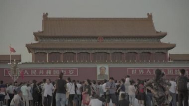 Tiananmen Meydanı 'ndaki insanlar. Pekin 'de. Çin. Asya