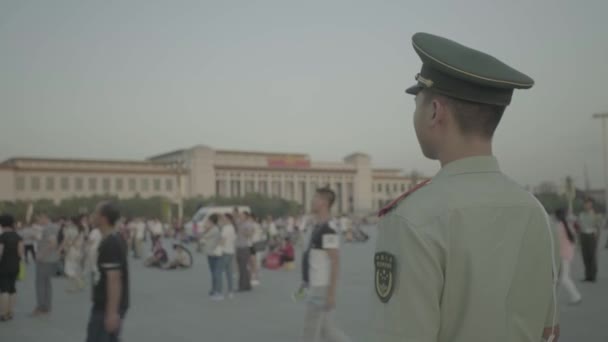 Αστυνομικός στην πλατεία Τιενανμέν. Πεκίνο. Στην Κίνα. Ασία — Αρχείο Βίντεο