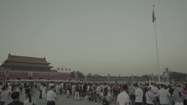 Emberek a Tiananmen téren. Peking. Kína. Ázsia — Stock videók