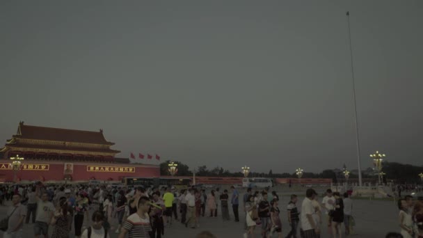 Tiananmen Meydanı 'ndaki insanlar. Pekin 'de. Çin. Asya — Stok video