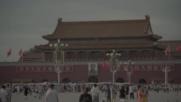 Tiananmen Meydanı 'ndaki insanlar. Pekin 'de. Çin. Asya — Stok video