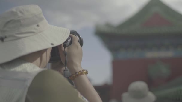 Un homme photographe prend des photos. La Chine. Asie — Video