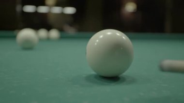Bilardo masasındaki bilardo oyunu..
