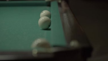 Bilardo masasındaki bilardo oyunu..