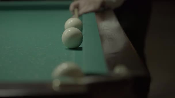 Bilardo masasındaki bilardo oyunu.. — Stok video