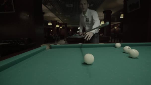 El juego de billar en la mesa de billar . — Vídeos de Stock