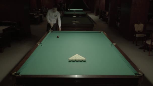 Το παιχνίδι του μπιλιάρδου στο τραπέζι μπιλιάρδου. — Αρχείο Βίντεο