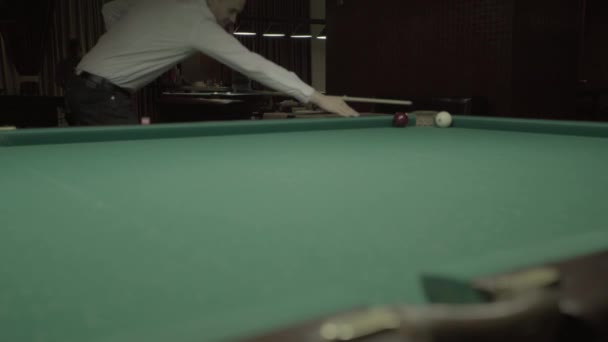 Le jeu du billard sur la table de billard . — Video