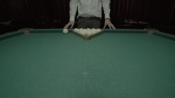 Le jeu du billard sur la table de billard . — Video