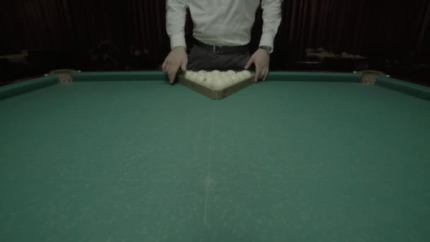 O jogo de bilhar na mesa de bilhar . — Vídeo de Stock