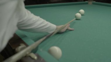 Bilardo masasındaki bilardo oyunu..