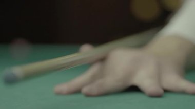 Bilardo masasındaki bilardo oyunu..