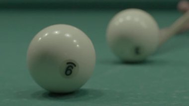 Bilardo masasındaki bilardo oyunu..