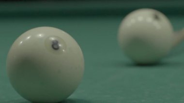 Bilardo masasındaki bilardo oyunu..