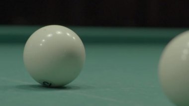 Bilardo masasındaki bilardo oyunu..