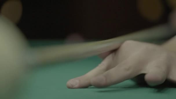 El juego de billar en la mesa de billar . — Vídeo de stock