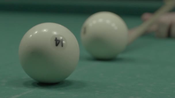 Le jeu du billard sur la table de billard . — Video