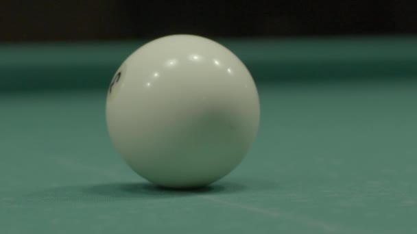 Le jeu du billard sur la table de billard . — Video