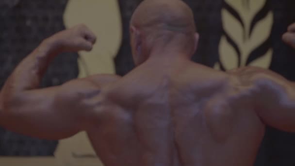 A férfi testépítő megmutatja a testét. Testfelépítés — Stock videók