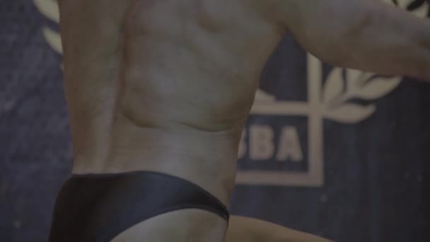 Bodybuilder masculin montre son corps. Carrosserie — Video