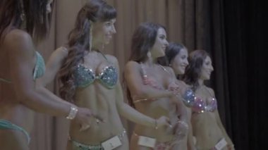 Vücut geliştirme: Kadın vücutgeliştirici vücudunu gösterir