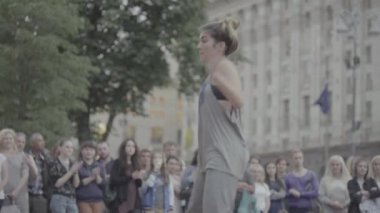 Sokakta break dans yapan kız. Ağır çekim. Kyiv. Ukrayna