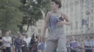 Sokakta break dans yapan kız. Ağır çekim. Kyiv. Ukrayna