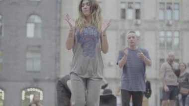 Sokakta break dans yapan kız. Ağır çekim. Kyiv. Ukrayna