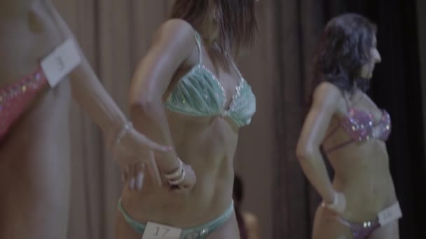 Kulturystyka: Kobieta kulturysta pokazać swoje ciało — Wideo stockowe