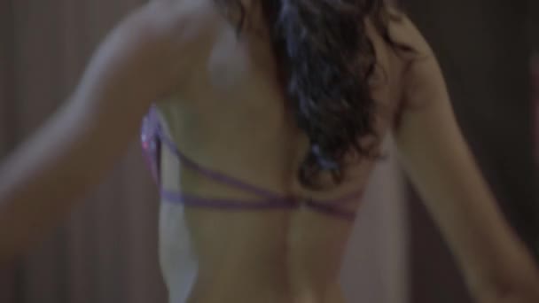 Kroppsbyggnad: Kvinna kroppsbyggare visa sin kropp — Stockvideo