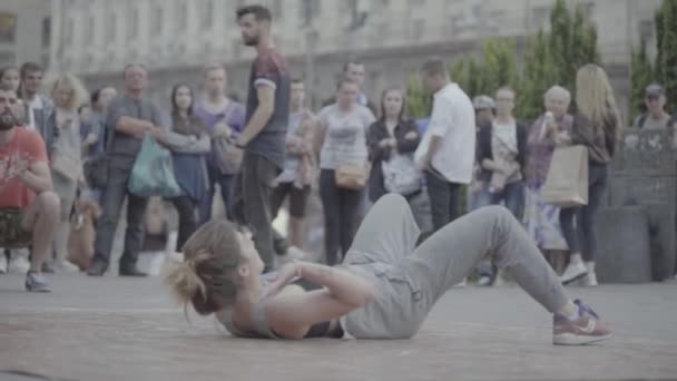 길거리에서 브레이크 댄스를 추는 소녀. 느린 동작. Kyiv. 우크라 이나 — 비디오