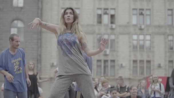 Menina dançando breakdance na rua. Movimento lento. Kiev. Ucrânia — Vídeo de Stock