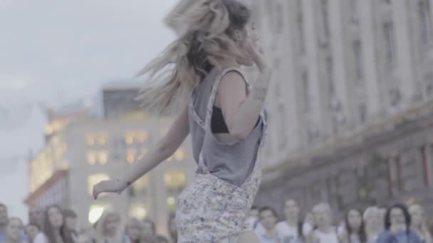 Menina dançando breakdance na rua. Movimento lento. Kiev. Ucrânia — Vídeo de Stock