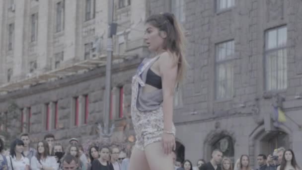 Dziewczyna tańcząca breakdance na ulicy. Zwolnij trochę. Kijów. Ukraina — Wideo stockowe