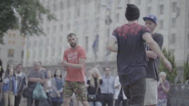 Sokakta break dans yapan bir adam. Ağır çekim. Kyiv. Ukrayna