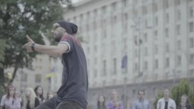 Sokakta break dans yapan bir adam. Ağır çekim. Kyiv. Ukrayna