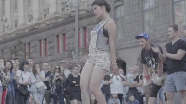女孩在街上跳霹雳。 慢动作 Kyiv 。 乌克兰 — 图库视频影像