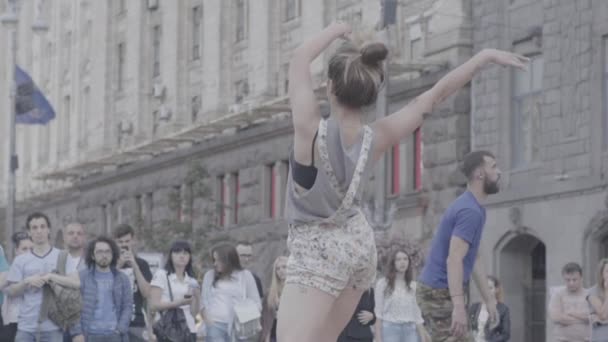 Dziewczyna tańcząca breakdance na ulicy. Zwolnij trochę. Kijów. Ukraina — Wideo stockowe